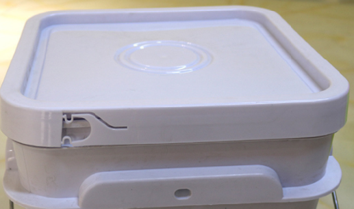 square plastic buckets with lid and handle are used for food packaging